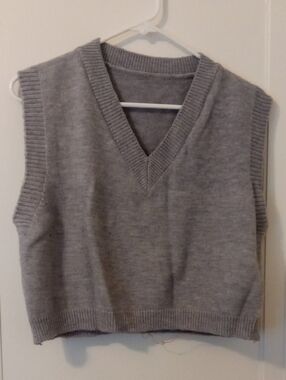 Classic Women's Gray V-Neck Sweater Vest small